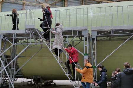 Воронежские школьники вживую прикоснулись к авиастроению, посетив авиационный завод