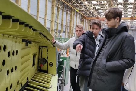 Воронежские школьники вживую прикоснулись к авиастроению, посетив авиационный завод