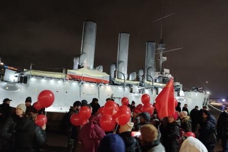 Ленинград (Санкт-Петербург). Коммунисты и сторонники партии пришли к «Авроре»