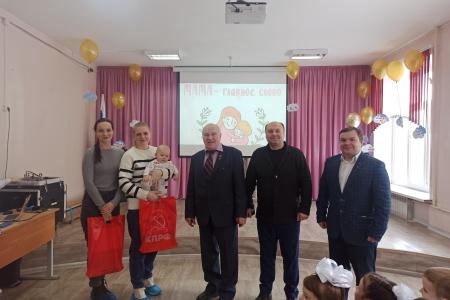 Рязань. Депутаты-коммунисты приняли участие в праздничном концерте посвящённому Дню матери