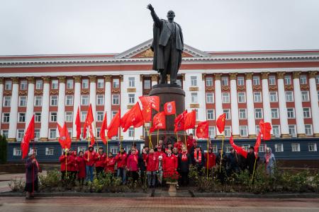 Курск. Н.Н. Иванов провел митинг и церемонию возложения цветов к памятнику В.И. Ленину в честь 106-й годовщины Великого Октября