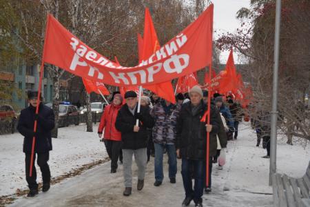 В Новосибирске отметили годовщину Октябрьской революции шествием и митингом