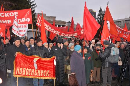 В Новосибирске отметили годовщину Октябрьской революции шествием и митингом