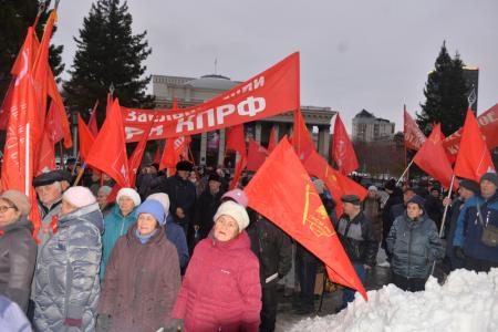 В Новосибирске отметили годовщину Октябрьской революции шествием и митингом