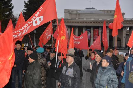 В Новосибирске отметили годовщину Октябрьской революции шествием и митингом
