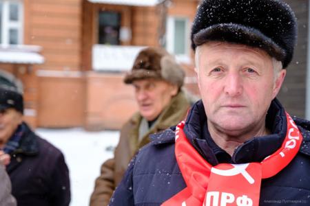 Партийцы и депутаты КПРФ поздравили красноярцев с Днём Великого Октября