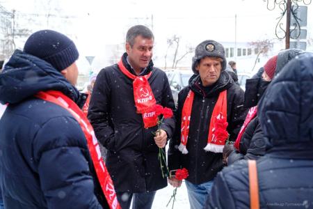 Партийцы и депутаты КПРФ поздравили красноярцев с Днём Великого Октября