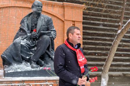 Партийцы и депутаты КПРФ поздравили красноярцев с Днём Великого Октября