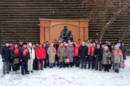 Партийцы и депутаты КПРФ поздравили красноярцев с Днём Великого Октября