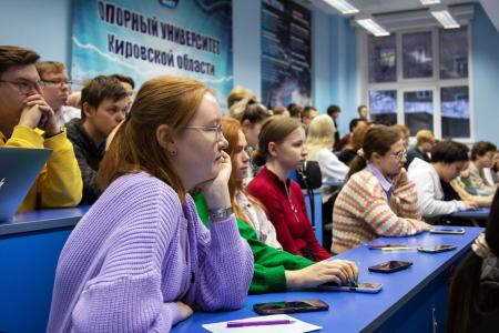 Дмитрий Новиков провел встречу со студентами Вятского государственного университета