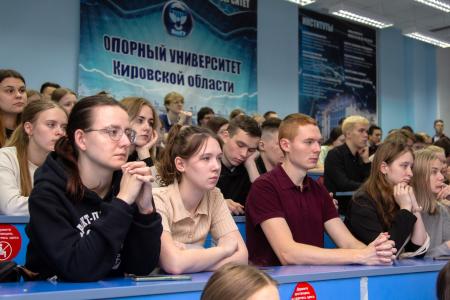 Дмитрий Новиков провел встречу со студентами Вятского государственного университета