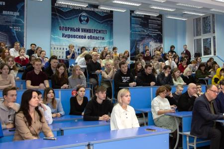 Дмитрий Новиков провел встречу со студентами Вятского государственного университета