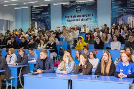 Дмитрий Новиков провел встречу со студентами Вятского государственного университета