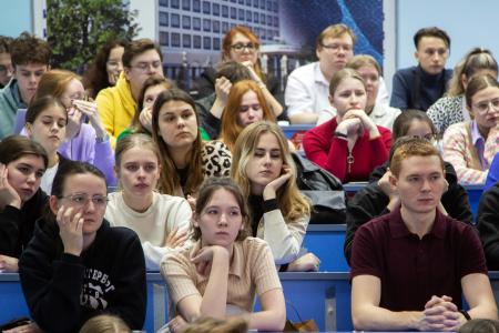 Дмитрий Новиков провел встречу со студентами Вятского государственного университета