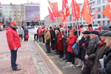 Брянские коммунисты отметили 106-летие Великого Октября