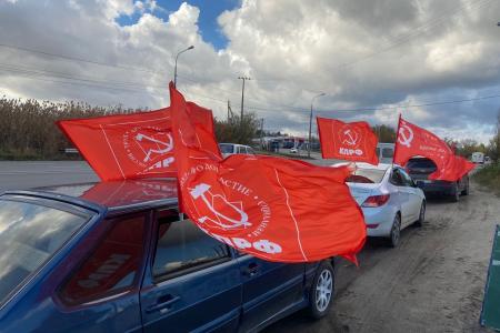 В Волгограде День Великого Октября коммунисты встретили массовыми автопробегами, возложениями и праздничным концертом