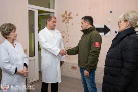 Донецк. Представители от фракции КПРФ привезли гуманитарную помощь в Республиканский дом ребенка