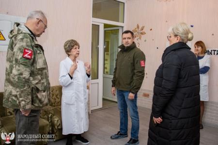 Донецк. Представители от фракции КПРФ привезли гуманитарную помощь в Республиканский дом ребенка
