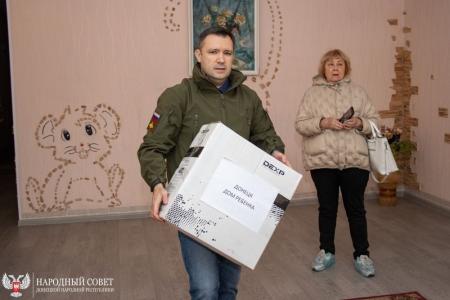 Донецк. Представители от фракции КПРФ привезли гуманитарную помощь в Республиканский дом ребенка
