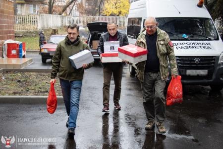 Донецк. Представители от фракции КПРФ привезли гуманитарную помощь в Республиканский дом ребенка