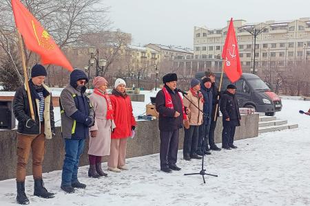 Забайкальцы вышли на митинг в День Великого Октября 7 ноября коммунисты, комсомольцы, сторонники КПРФ и представители общественных организаций и лево-патриотических сил Забайкалья вышли на митинг, посвящённый 106 годовщине Великой Октябрьской социалистиче