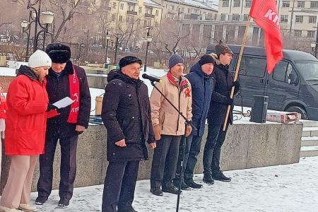 Забайкальцы вышли на митинг в День Великого Октября 7 ноября коммунисты, комсомольцы, сторонники КПРФ и представители общественных организаций и лево-патриотических сил Забайкалья вышли на митинг, посвящённый 106 годовщине Великой Октябрьской социалистиче