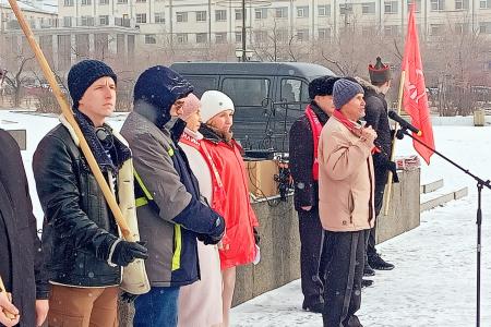 Забайкальцы вышли на митинг в День Великого Октября 7 ноября коммунисты, комсомольцы, сторонники КПРФ и представители общественных организаций и лево-патриотических сил Забайкалья вышли на митинг, посвящённый 106 годовщине Великой Октябрьской социалистиче