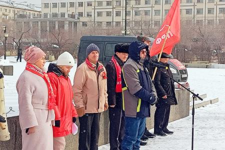 Забайкальцы вышли на митинг в День Великого Октября 7 ноября коммунисты, комсомольцы, сторонники КПРФ и представители общественных организаций и лево-патриотических сил Забайкалья вышли на митинг, посвящённый 106 годовщине Великой Октябрьской социалистиче
