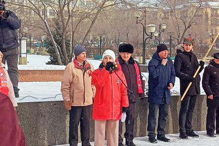 Забайкальцы вышли на митинг в День Великого Октября 7 ноября коммунисты, комсомольцы, сторонники КПРФ и представители общественных организаций и лево-патриотических сил Забайкалья вышли на митинг, посвящённый 106 годовщине Великой Октябрьской социалистиче