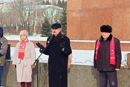 Забайкальцы вышли на митинг в День Великого Октября 7 ноября коммунисты, комсомольцы, сторонники КПРФ и представители общественных организаций и лево-патриотических сил Забайкалья вышли на митинг, посвящённый 106 годовщине Великой Октябрьской социалистиче