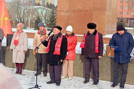 Забайкальцы вышли на митинг в День Великого Октября 7 ноября коммунисты, комсомольцы, сторонники КПРФ и представители общественных организаций и лево-патриотических сил Забайкалья вышли на митинг, посвящённый 106 годовщине Великой Октябрьской социалистиче
