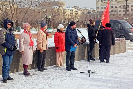Забайкальцы вышли на митинг в День Великого Октября 7 ноября коммунисты, комсомольцы, сторонники КПРФ и представители общественных организаций и лево-патриотических сил Забайкалья вышли на митинг, посвящённый 106 годовщине Великой Октябрьской социалистиче