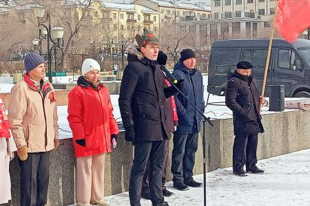 Забайкальцы вышли на митинг в День Великого Октября 7 ноября коммунисты, комсомольцы, сторонники КПРФ и представители общественных организаций и лево-патриотических сил Забайкалья вышли на митинг, посвящённый 106 годовщине Великой Октябрьской социалистиче