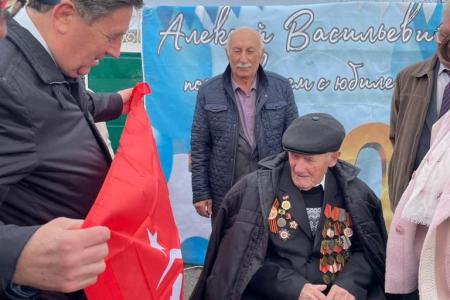 Лидер коммунистов Ставрополья Виктор Гончаров поздравил с вековым юбилеем защитника Сталинграда Алексея Полуэктова