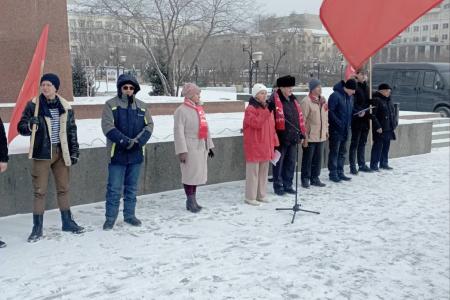 Забайкальцы вышли на митинг в День Великого Октября 7 ноября коммунисты, комсомольцы, сторонники КПРФ и представители общественных организаций и лево-патриотических сил Забайкалья вышли на митинг, посвящённый 106 годовщине Великой Октябрьской социалистиче