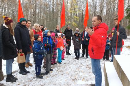 Комсомольцы и пионеры Ленинграда посетили музейный комплекс "Шалаш Ленина"