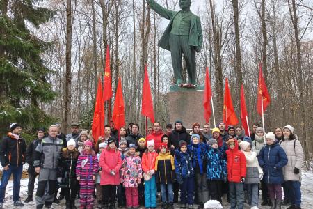 Комсомольцы и пионеры Ленинграда посетили музейный комплекс "Шалаш Ленина"