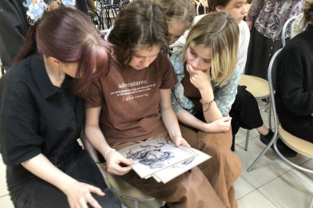 Нижегородская область. Автор выставки «Уголь Донбасса» Сергей Марченко поделился секретами мастерства с нижегородскими молодыми художниками