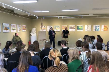 Нижегородская область. Автор выставки «Уголь Донбасса» Сергей Марченко поделился секретами мастерства с нижегородскими молодыми художниками