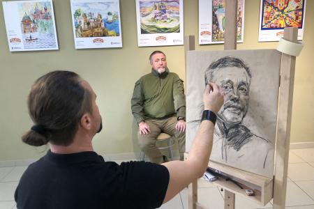 Нижегородская область. Автор выставки «Уголь Донбасса» Сергей Марченко поделился секретами мастерства с нижегородскими молодыми художниками