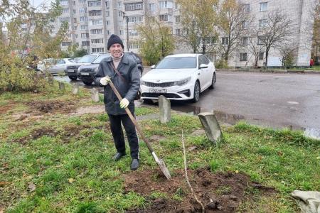 Олег Лебедев вместе с жителями города Конаково Тверской области посадили каштановую аллею