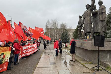В Йошкар-Оле прошел митинг в честь 106-й годовщины Великой Октябрьской социалистической революции