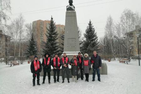 Партийцы и депутаты КПРФ поздравили красноярцев с Днём Великого Октября