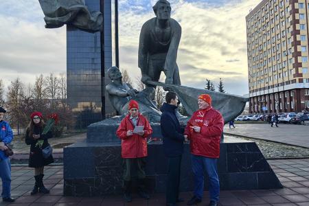 Несмотря на противодействия властей, ивановские коммунисты провели массовые мероприятия, посвящённые 106-й годовщине Великого Октября