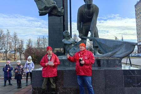 Несмотря на противодействия властей, ивановские коммунисты провели массовые мероприятия, посвящённые 106-й годовщине Великого Октября