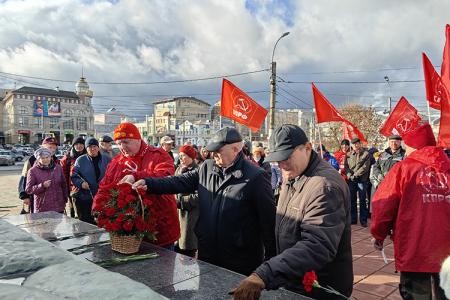 Несмотря на противодействия властей, ивановские коммунисты провели массовые мероприятия, посвящённые 106-й годовщине Великого Октября