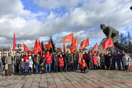 Несмотря на противодействия властей, ивановские коммунисты провели массовые мероприятия, посвящённые 106-й годовщине Великого Октября
