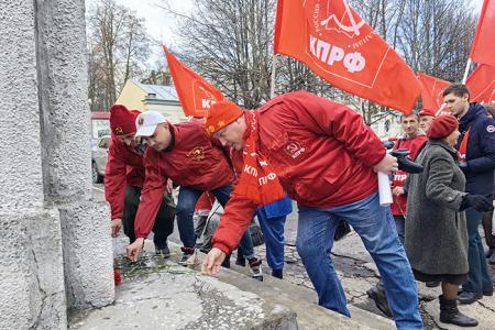 Несмотря на противодействия властей, ивановские коммунисты провели массовые мероприятия, посвящённые 106-й годовщине Великого Октября