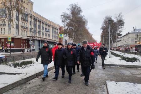 В Новосибирске отметили годовщину Октябрьской революции шествием и митингом