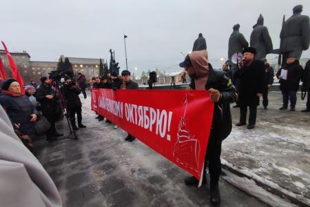 В Новосибирске отметили годовщину Октябрьской революции шествием и митингом